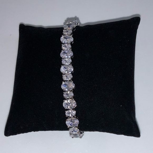 18ct Oval Cut Tennis Bracelet - Picture 3 of 11